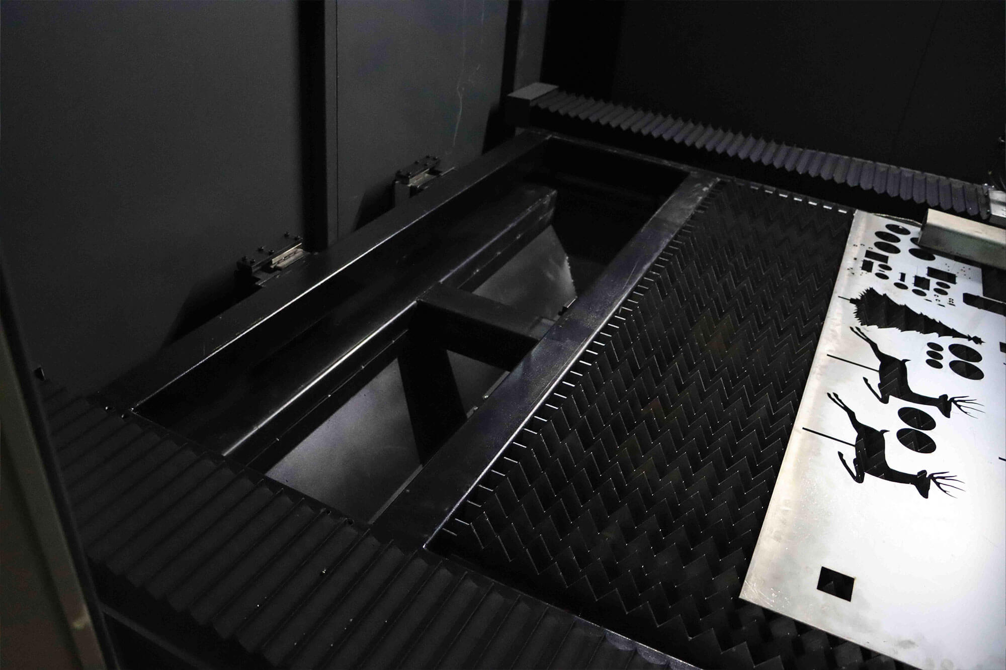 Fiber laser cutting machine