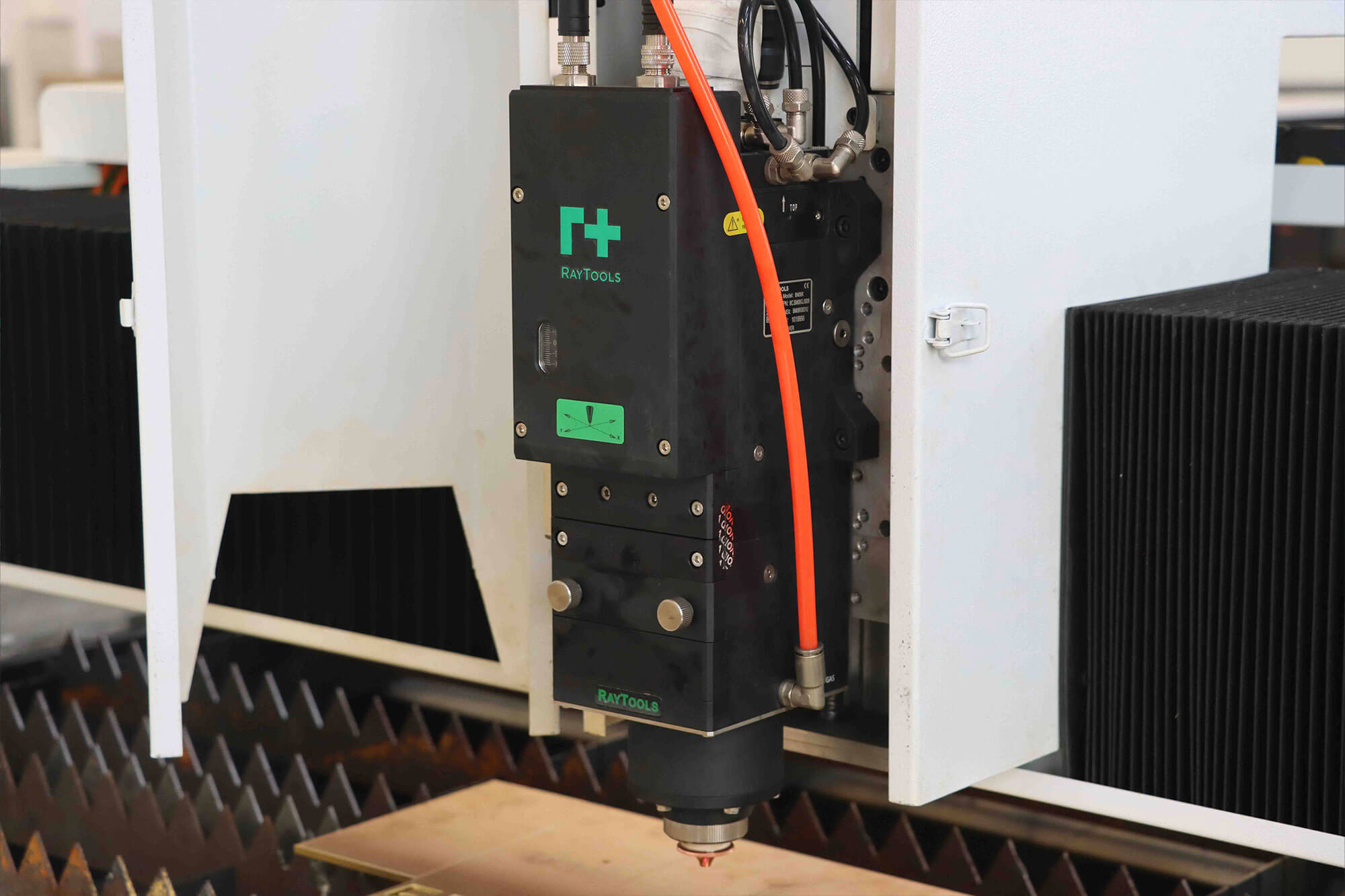 Fiber laser cutting machine