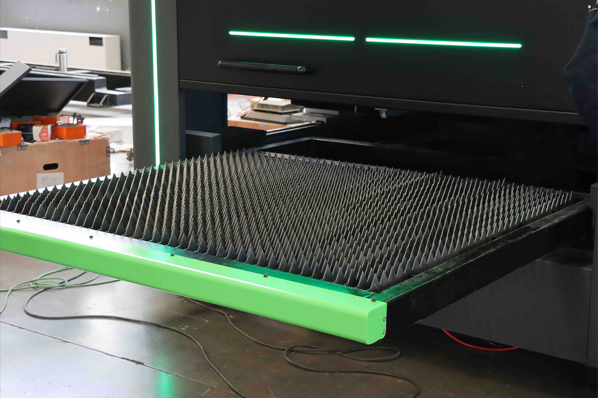 Fiber laser cutting machine